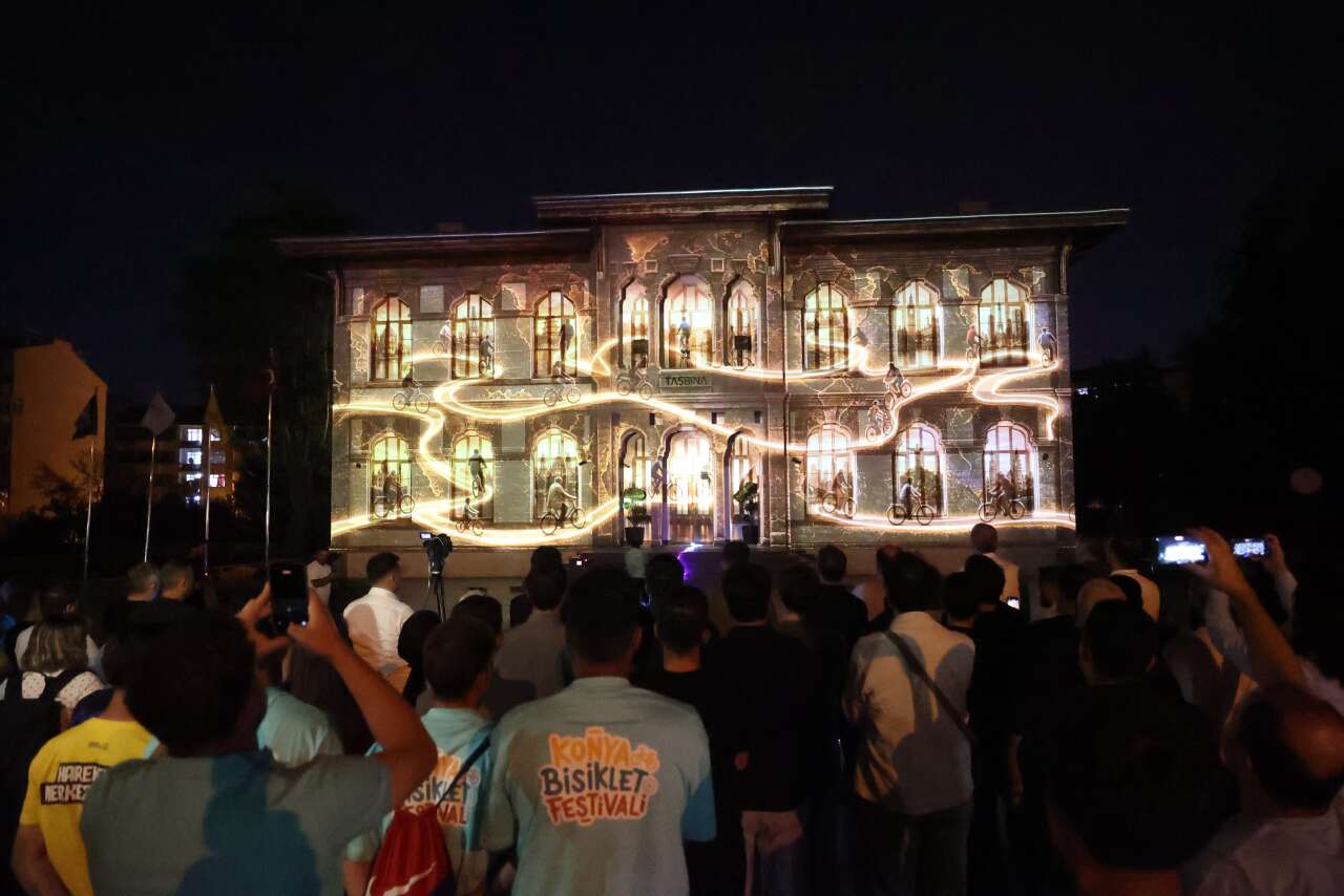 Konya Bisiklet Festivali başladı! Gökyüzünü drone’lar, tarihi yapıyı ışık gösterisi aydınlattı 9